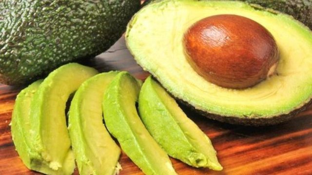 Nga tërshëra te avokado, njihuni me ushqimet që ndihmojnë në uljen e kolesterolit