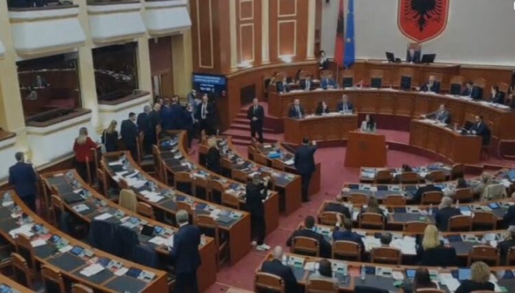 Balluku merr fjalën në Kuvend, deputetët e opozitës braktisin seancën