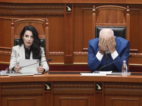 Nën hetim nga SPAK, Balluku paraqitet në Kuvend, Bardhi: Ooo kush erdhi, e pandehura