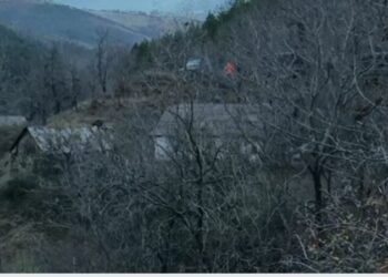 Foto/ Kjo është banesa në Fushë-Arrëz ku fshihen dy personat me rrezikshmëri të lartë