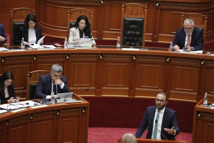 Bardhi: Rama u bë avokat i vjedhjes, i vetmi kryeministër që ka vartëse një të pandehur