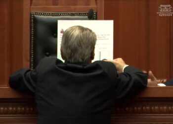 Berisha i vendos Ramës te karrigia bosh e Kuvendit posterin e “Lubi Ballukut”