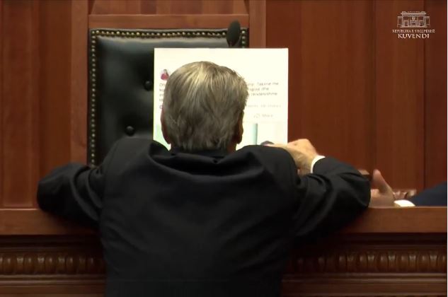 Berisha i vendos Ramës te karrigia bosh e Kuvendit posterin e “Lubi Ballukut”