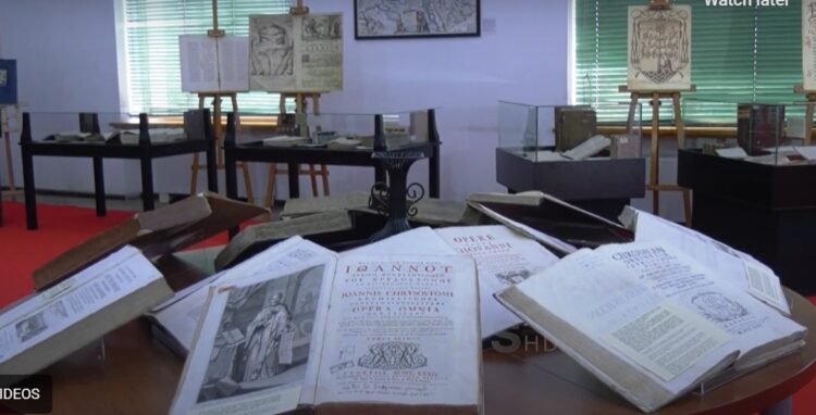 KOLEKSIONI I RRALLË I BIBLAVE/ Udhëtim në historinë e përkthimit të shkrimeve të shenjta në shqip