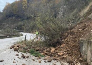 Bllokohen rrugët në Gjirokastër dhe Përmet pas reshjeve të shiut, dhjetëra banorë të izoluar