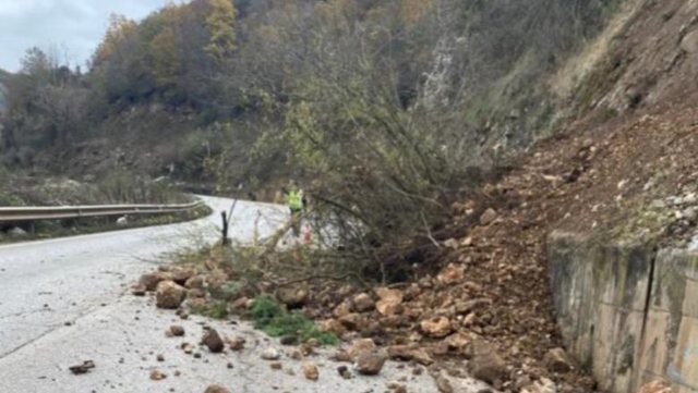 Bllokohen rrugët në Gjirokastër dhe Përmet pas reshjeve të shiut, dhjetëra banorë të izoluar