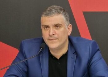 “Nuk dorëzohemi!” — Tedi Blushi thërret qytetarët në protestë përballë Kryeministrisë