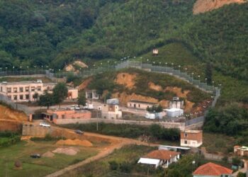 Mbyllet burgu i Bënçës në Tepelenë, rreth 100 punonjës largohen nga puna