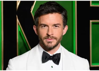 Jonathan Bailey shpallet “Burri më seksi në botë për 2025”, pasuria e tij kap 1.9 milionë dollarë