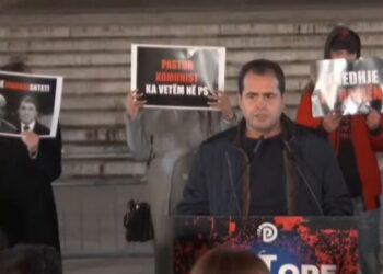 Protesta e opozitës/ Bylykbashi: Qeveria ka hequr edhe kapuçin, po grabit ditën për diell