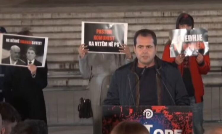 Protesta e opozitës/ Bylykbashi: Qeveria ka hequr edhe kapuçin, po grabit ditën për diell