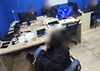 Goditet “Call Center” në Selitë! Mashtronin të huajt që të investonin në bursa fiktive, prangosen tre persona