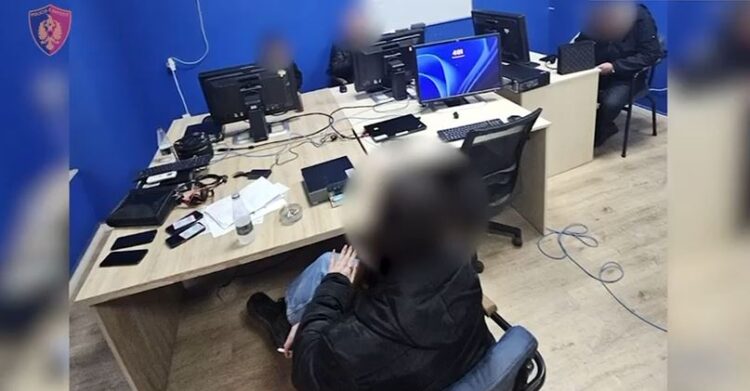 Goditet “Call Center” në Selitë! Mashtronin të huajt që të investonin në bursa fiktive, prangosen tre persona
