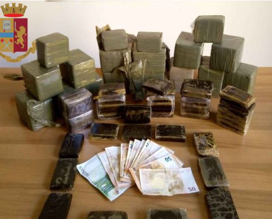 Itali/ Tre shqiptarë kapen me 20 kg hashash dhe 44,500 euro