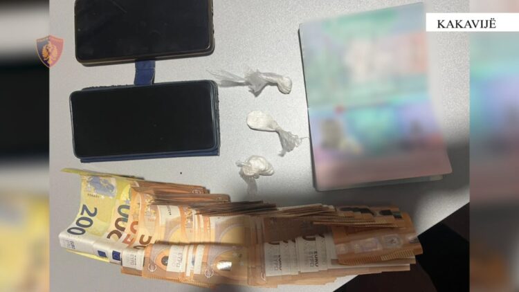 Drogë dhe fishekë, kapen në kufi, arrestohen dy shqiptarë