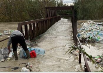 Përmbytet nga plehrat urbane ura e Shënapremtes në Durrës, reshjet sjellin mbeturina