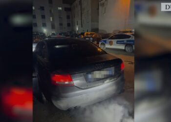 (VIDEO) Drift në mes të natës në Durrës/ Policia sekuestron Audi-n dhe BMW-n, shoqërohen dy të rinjtë