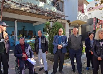 Policia i nxjerr jashtë shtëpive banorët tek ish-kabinat e plazhit në Durrës, familjet përplasen me efektivët