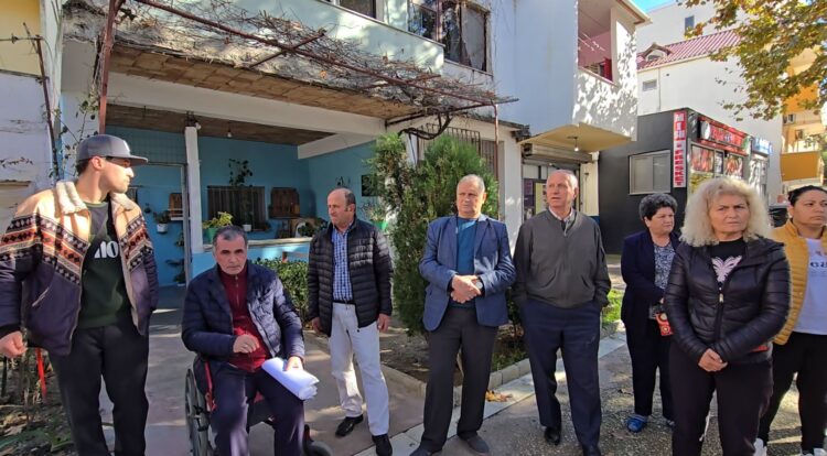 Policia i nxjerr jashtë shtëpive banorët tek ish-kabinat e plazhit në Durrës, familjet përplasen me efektivët