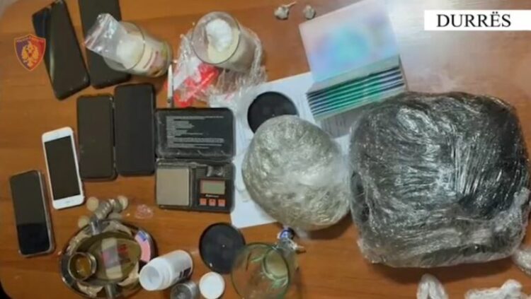 Shisnin drogë pranë shkollave/ 12 të arrestuar në Durrës, kapet edhe “koka” e grupit
