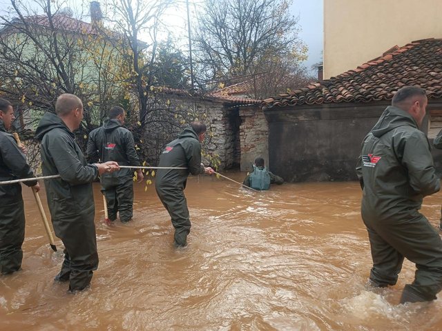 Korçë/ Përmbytjet rrëmbejnë 76-vjeçaren, vazhdojnë kërkimet!