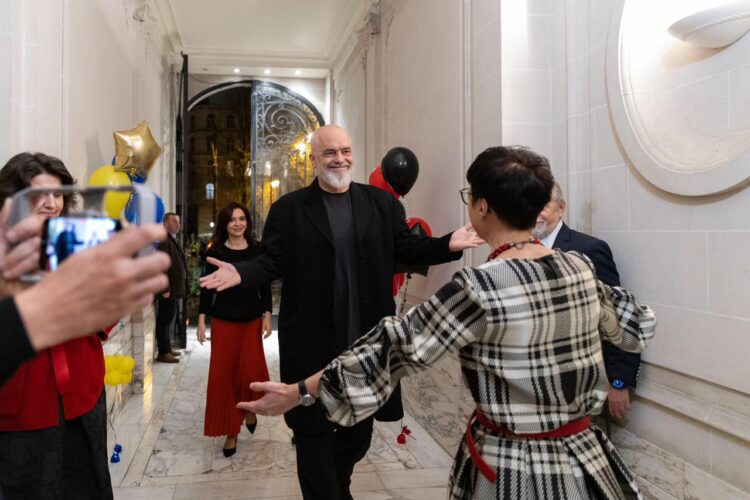 Pas takimit 7 orë me Ballukun, Rama shkon me Marta Kos për darkë