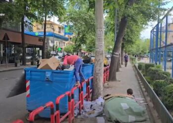 Alarmante! Fëmijët mbledhin mbetje spitalore të rrezikshme nga koshi i plehrave pranë spitalit