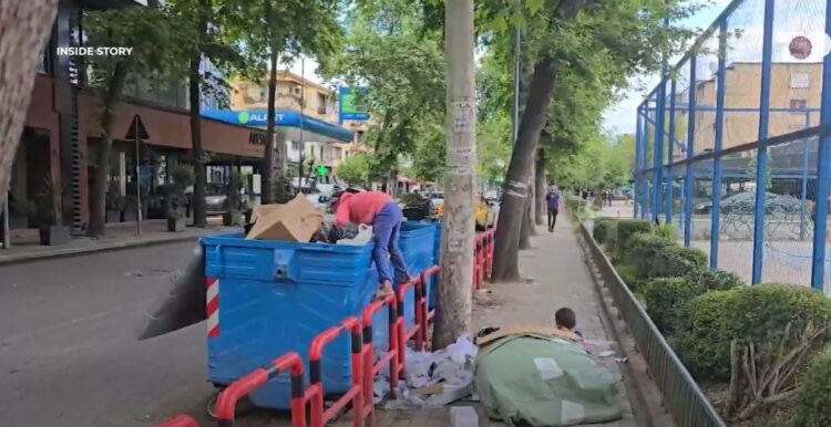 Alarmante! Fëmijët mbledhin mbetje spitalore të rrezikshme nga koshi i plehrave pranë spitalit