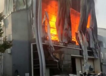 VIDEO/ Përfshihet nga flakët një depo parfumesh në Turqi, humbin jetën 6 persona