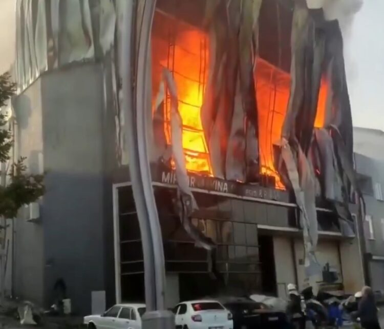 VIDEO/ Përfshihet nga flakët një depo parfumesh në Turqi, humbin jetën 6 persona