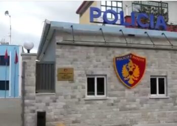 Tension në Orosh: Dy persona të armatosur brenda një banese, policia u bën thirrje të dorëzohen