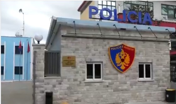 Tension në Orosh: Dy persona të armatosur brenda një banese, policia u bën thirrje të dorëzohen