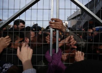 Shpërthejnë trazirat në kampin e emigrantëve në Greqi, 25 arrestime dhe 2 policë të plagosur