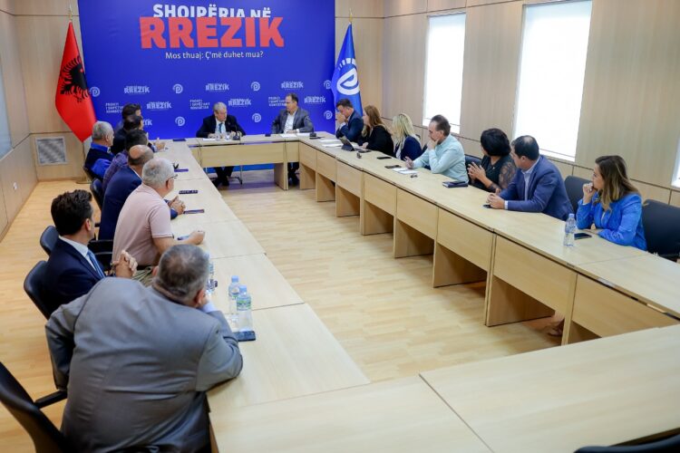 “Të hyjmë në grevë urie me familjet!” — propozimi befasues në mbledhjen e PD