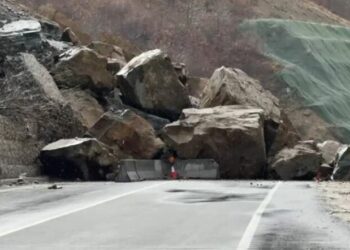 Masiv gurësh bllokon Qukës–Qafë Plloçën! Segmenti i ri përsëri në kolaps