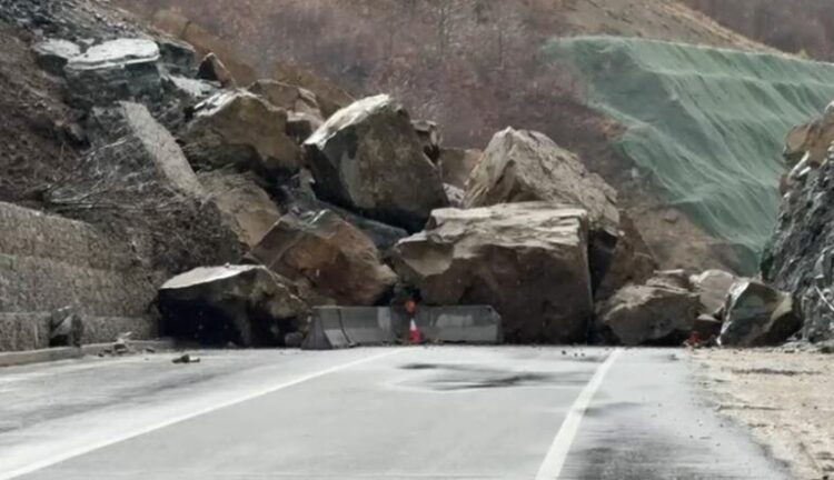 Masiv gurësh bllokon Qukës–Qafë Plloçën! Segmenti i ri përsëri në kolaps