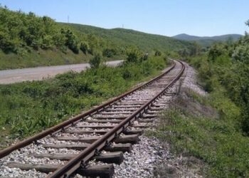 Një person gjendet i pajetë pranë hekurudhës Peqin-Elbasan
