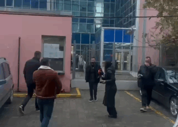 VIDEO/ Erion Isai del nga SPAK, hesht para gazetarëve