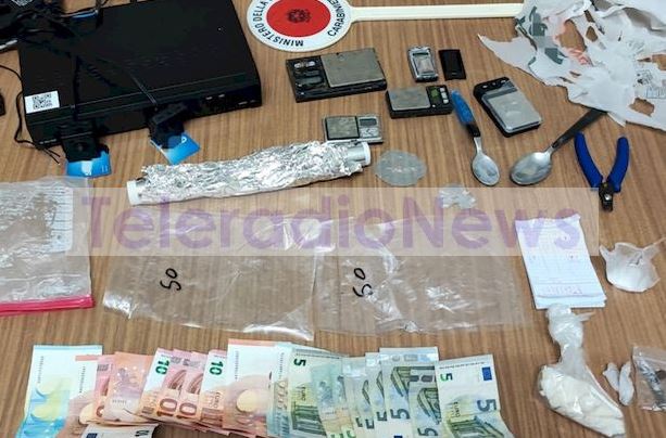 Sekreti i banesës në Napoli: Shqiptari dhe italiani kapen duke prodhuar kokainë në laboratorin e fshehur