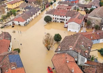 VIDEO/ Rrugë të përmbytura e banesa nën ujë, dy të zhdukur nga moti i keq në Itali