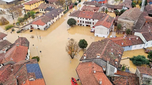 VIDEO/ Rrugë të përmbytura e banesa nën ujë, dy të zhdukur nga moti i keq në Itali