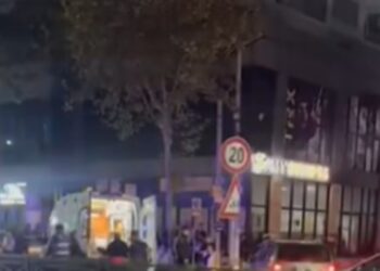 Aksident i rëndë në Kamëz, automjeti me shpejtësi të lartë përplas vajzën te vijat e bardha