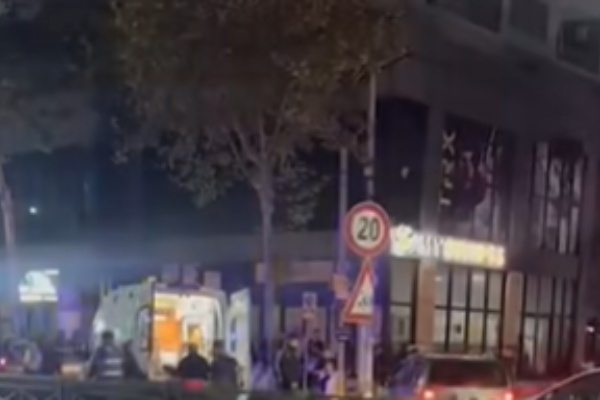 Aksident i rëndë në Kamëz, automjeti me shpejtësi të lartë përplas vajzën te vijat e bardha