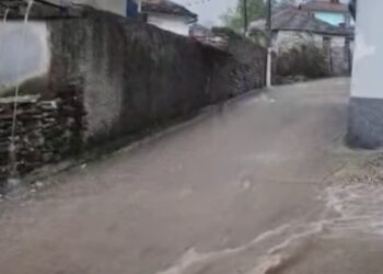 Përmbyten shtëpitë në Delvinë, evakuohen banorët/ Disa rrugë ende të bllokuara