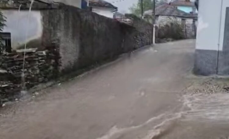 Përmbyten shtëpitë në Delvinë, evakuohen banorët/ Disa rrugë ende të bllokuara