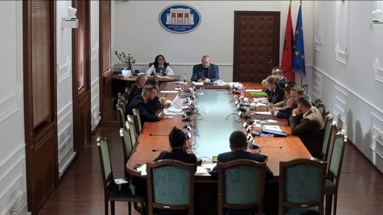 “Pse duhet pritur Bylykbashi?”/ Manja i kthehet keq Zegjinesë: Mësohu me hierarkinë!