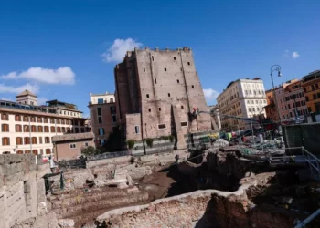 Shembet një pjesë e Kullës së Konteve në Itali, një person ende nën rrënoja