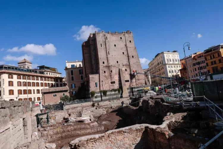 Shembet një pjesë e Kullës së Konteve në Itali, një person ende nën rrënoja