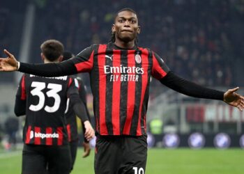 Dramë dhe polemika në “San Siro”, Milani fiton ndaj Lazios dhe ngjitet në krye