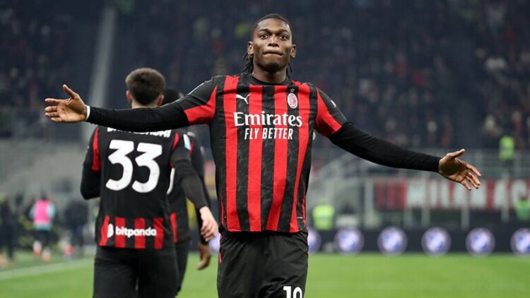 Dramë dhe polemika në “San Siro”, Milani fiton ndaj Lazios dhe ngjitet në krye